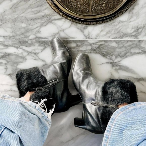 Vintage 60s genuine leather & faux fur cuffs black ankle boots 7 / 7.5 US - Picture 1 of 4